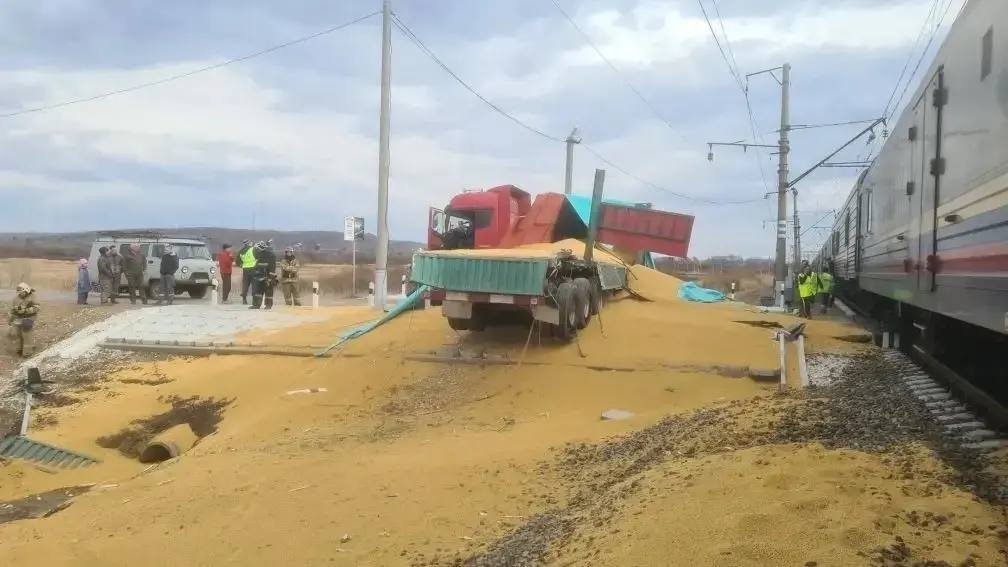 Авария на переезде станции Архара дорого обойдется виновнику пресс-служба Дальневосточной железной дороги