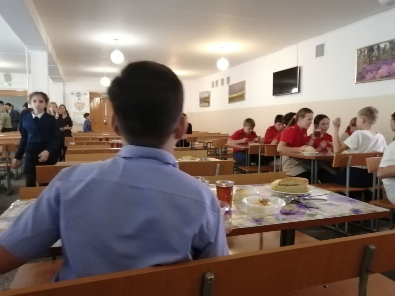 Дети едят в школьной столовой Абрамченко Анета