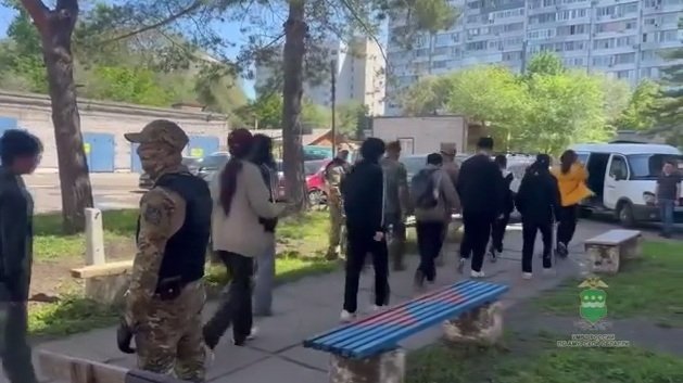 В одной из хозпостроек Благовещенска обнаружили 20 нелегалов скриншот видео: УМВД России по Амурской области