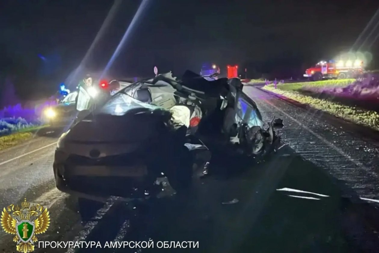 Два человека погибли на месте аварии с тремя автомобилями
