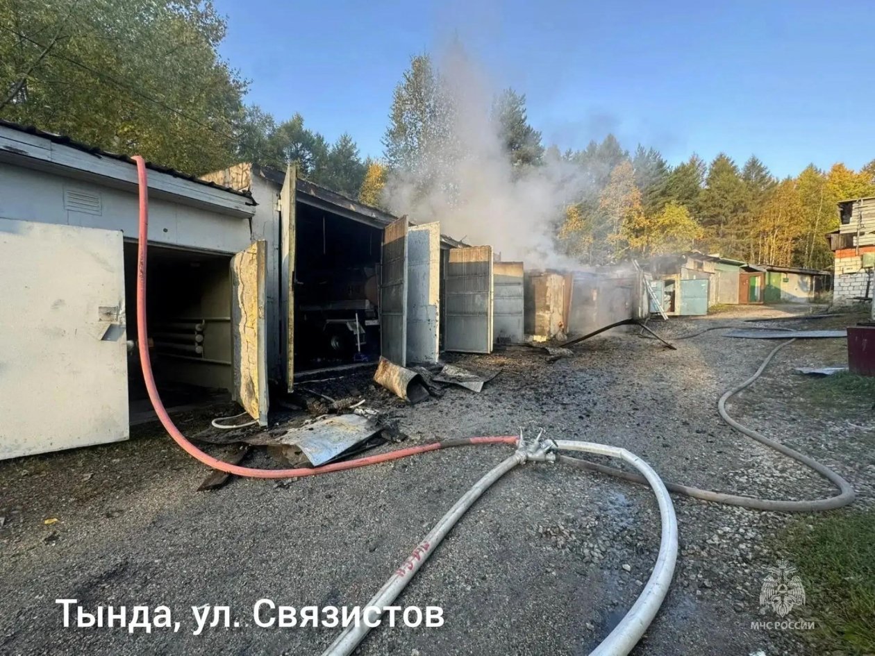 Гаражный бокс и три гаража потушили в Тынде