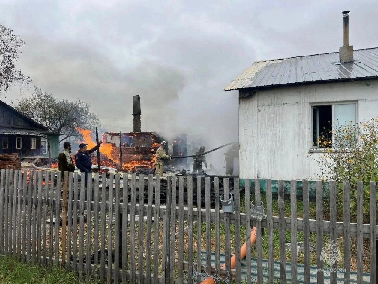 Огонь охватил несколько построек и автомобиль в поселке Юхта
