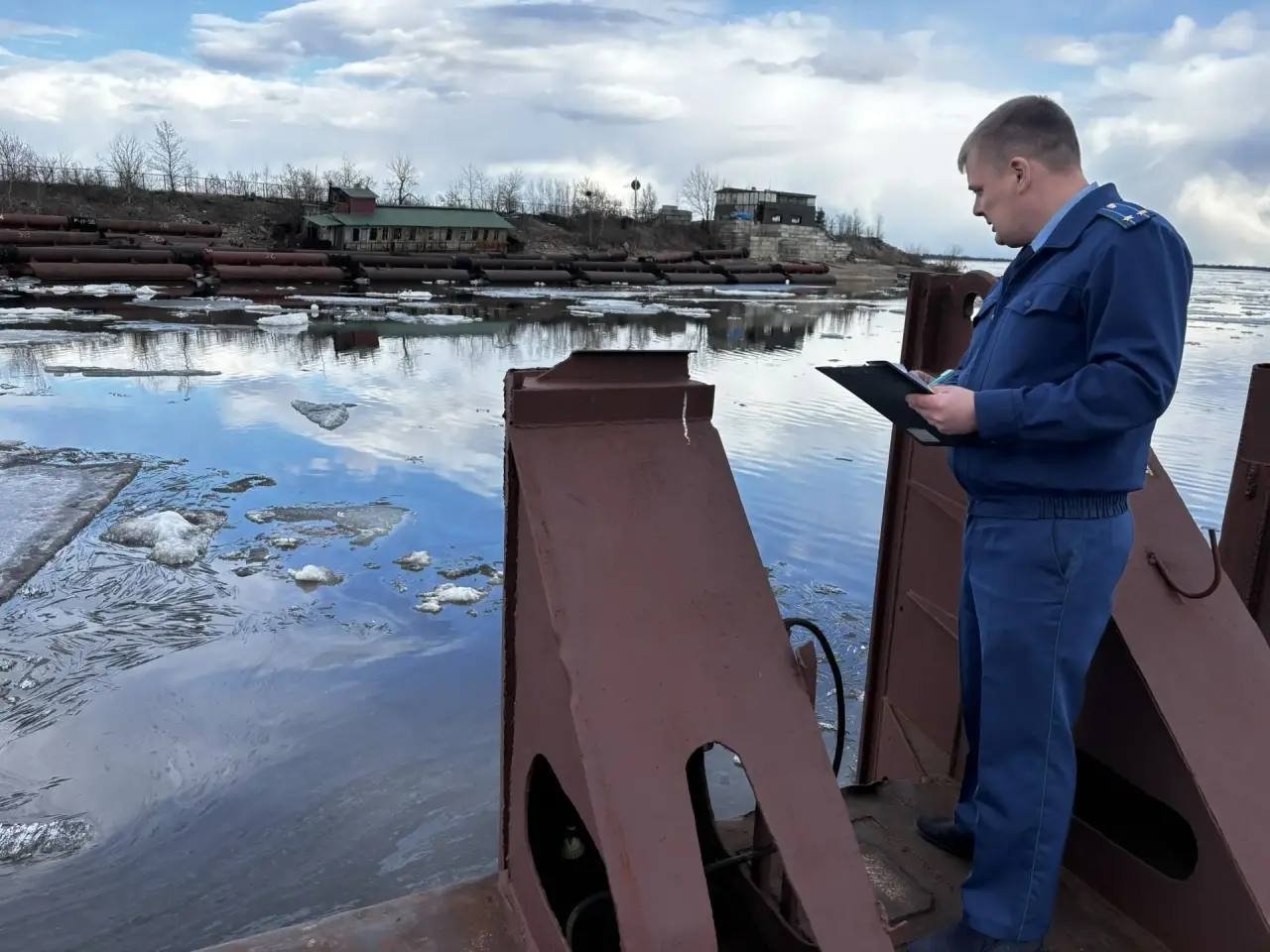 Теплоход &quotПавлин&quot зимовал в акватории благовещенского затона Восточно-Сибирская транспортная прокуратура