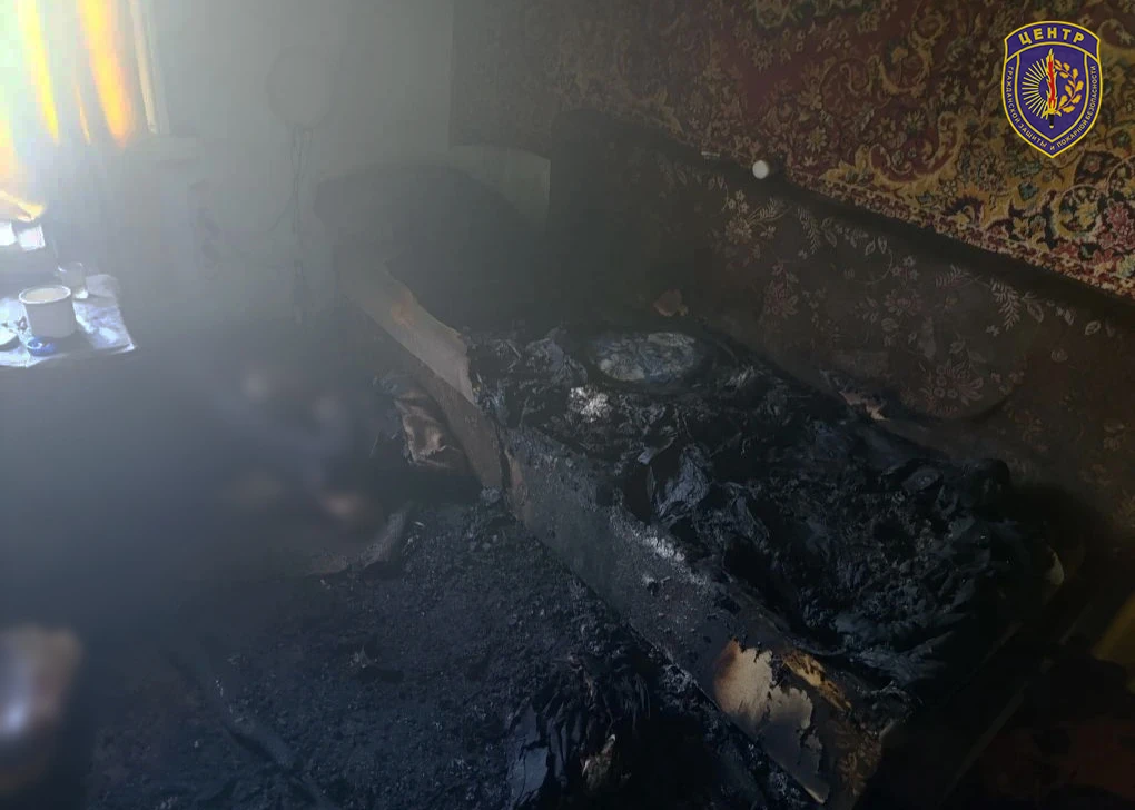 Тело погибшего мужчины обнаружили рядом с диваном Амурский центр ГЗ и ПБ