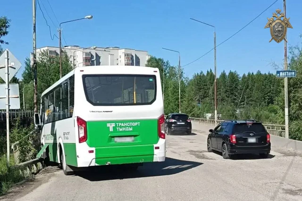 Автобус наехал на бордюр на улице Шахтаумской СУ СК России по Амурской области