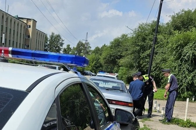 Экипажи ДПС блокировали водителя после того, как он начал движение телеграм-канал &quotAutoroadblg&quot (18+)