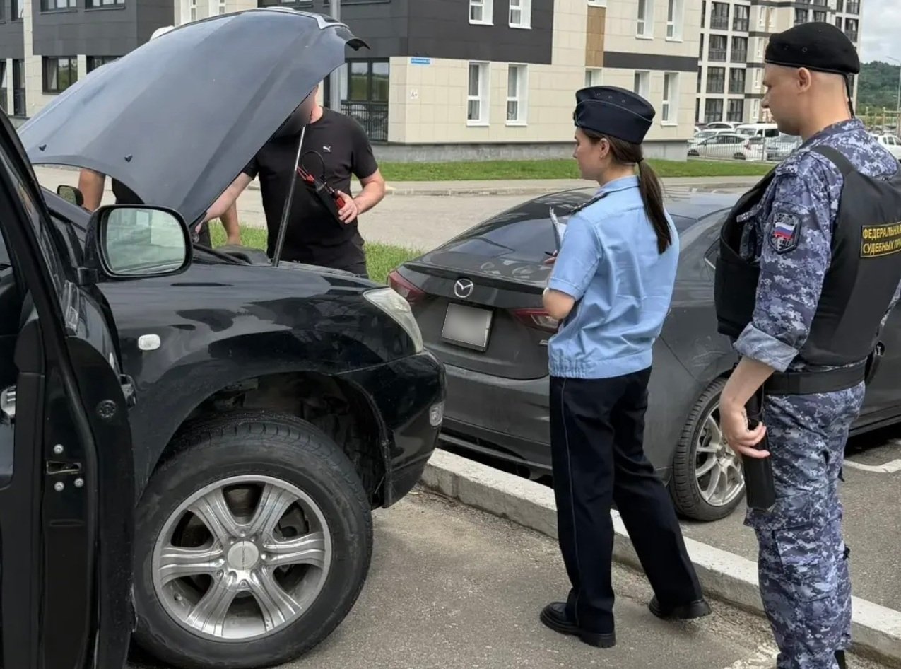 Toyota Harrier и Toyota Land Cruiser изъяли по суду пресс-служба УФССП России по Амурской области