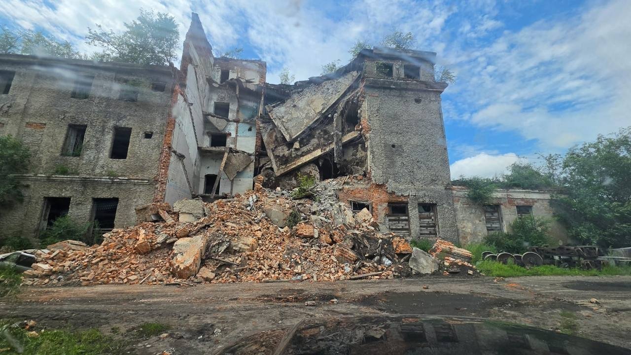 Здание обрушилось на территории бывшего мясокомбината в Белогорске телеграм-канал &quotБелогорск Z ИНФО&quot (18+)