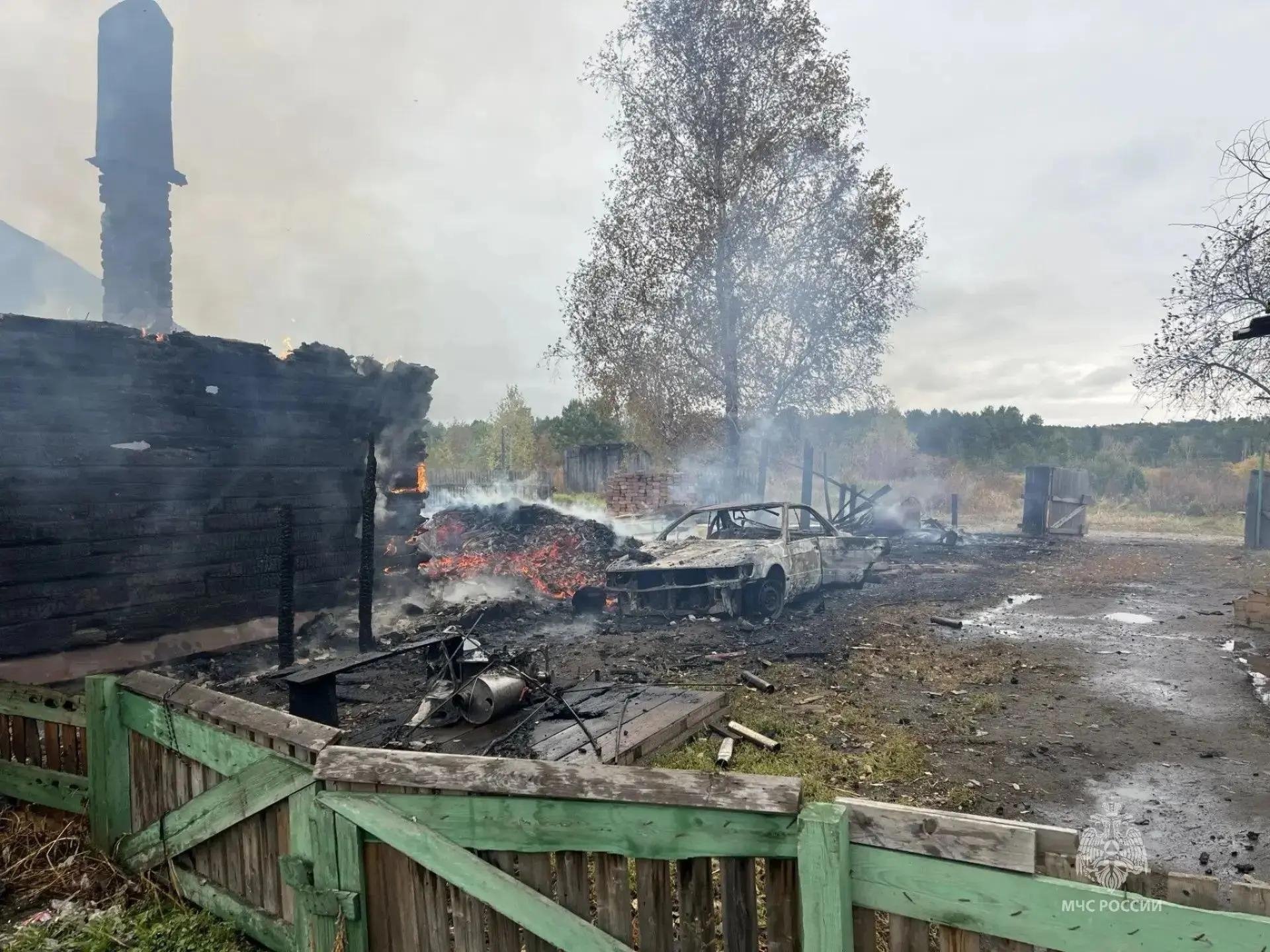 Огонь охватил несколько построек и автомобиль в поселке Юхта ГУ МЧС России по Амурской области