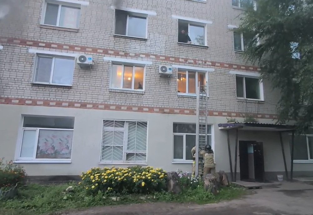 В Благовещенске пожарные спасли 10 человек, включая пятерых детей скриншот видео - ГУ МЧС России по Амурской области