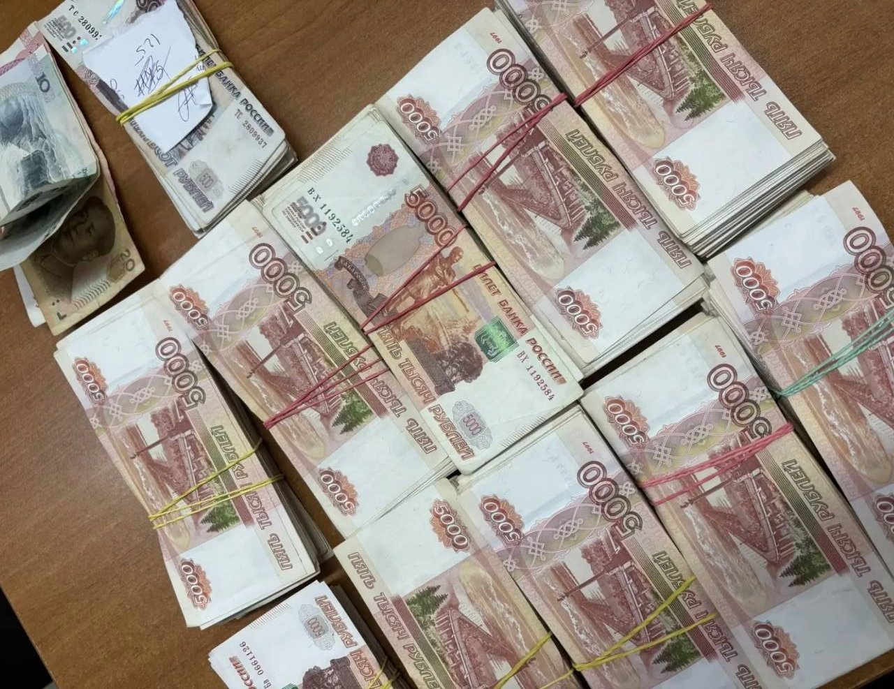 Крупную сумму и технику конфисковали у организаторов незаконного бизнеса пресс-служба УФССП России по Амурской области