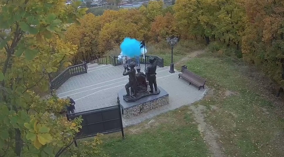 Памятник казакам стал площадкой для гендер-пати скриншот видео: пресс-служба администрации Благовещенска
