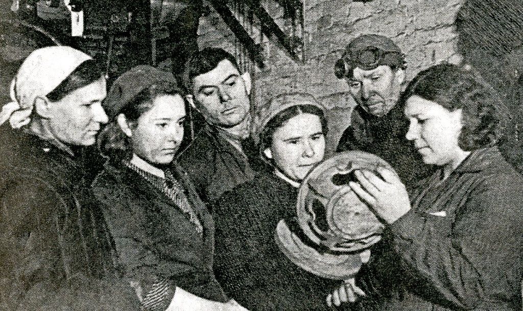 1941 г. Стахановцы-двухсотники литейного цеха завода "Амурский металлист"