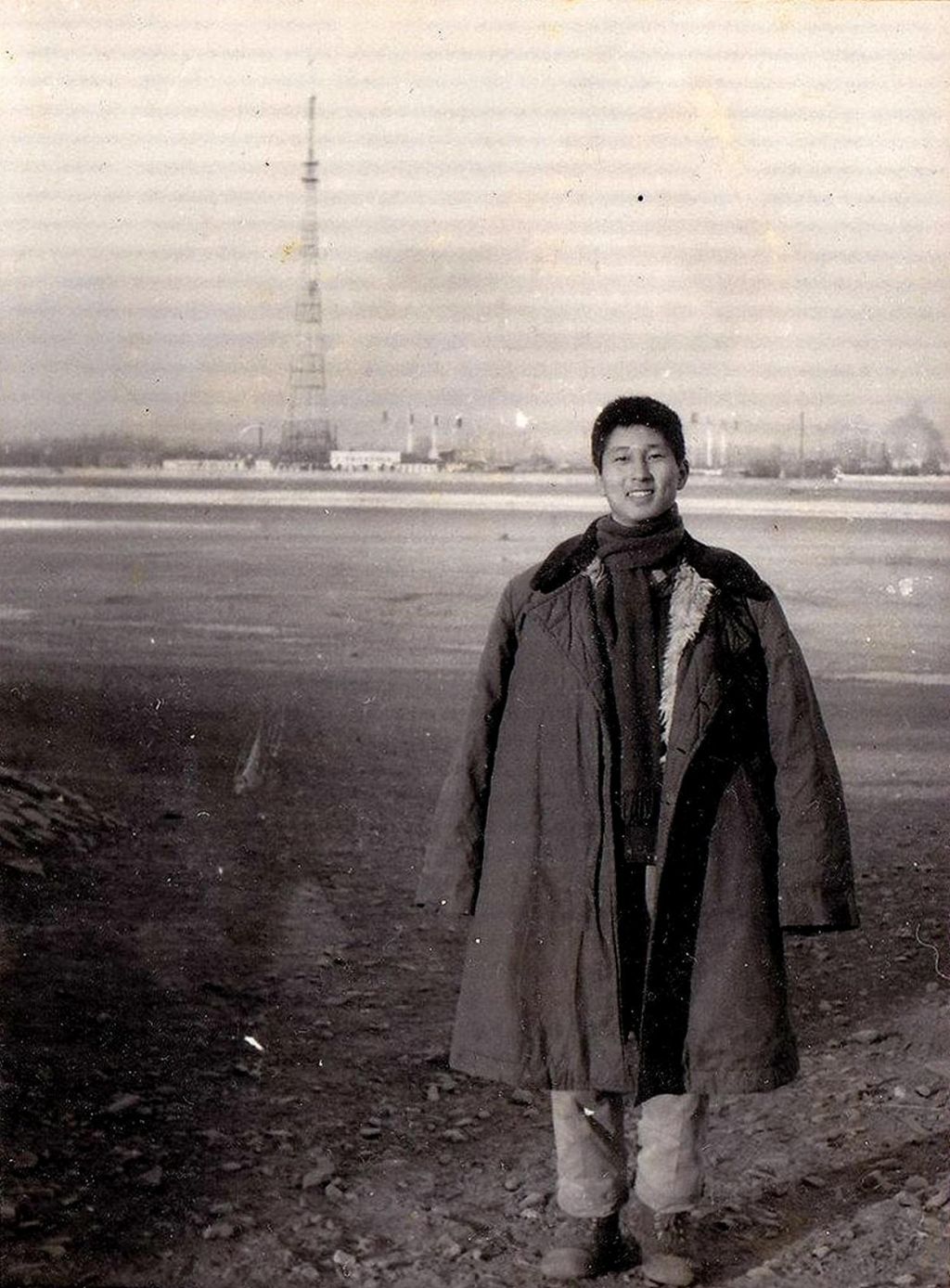 Гражданин КНР на берегу р. Амур напротив г. Благовещенска, г. Хэйхэ, 1970 год