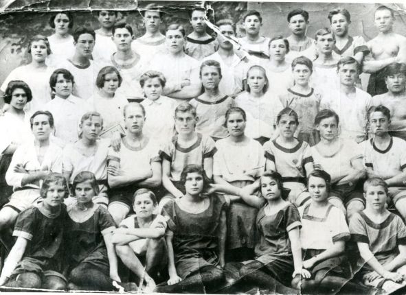 1923 год – в день 5-летия Красной армии в городе состоялись первые спортивные выступления, в которых участвовали женщины.